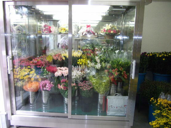 店内に季節の花を取り揃えてお待ちいたしております。